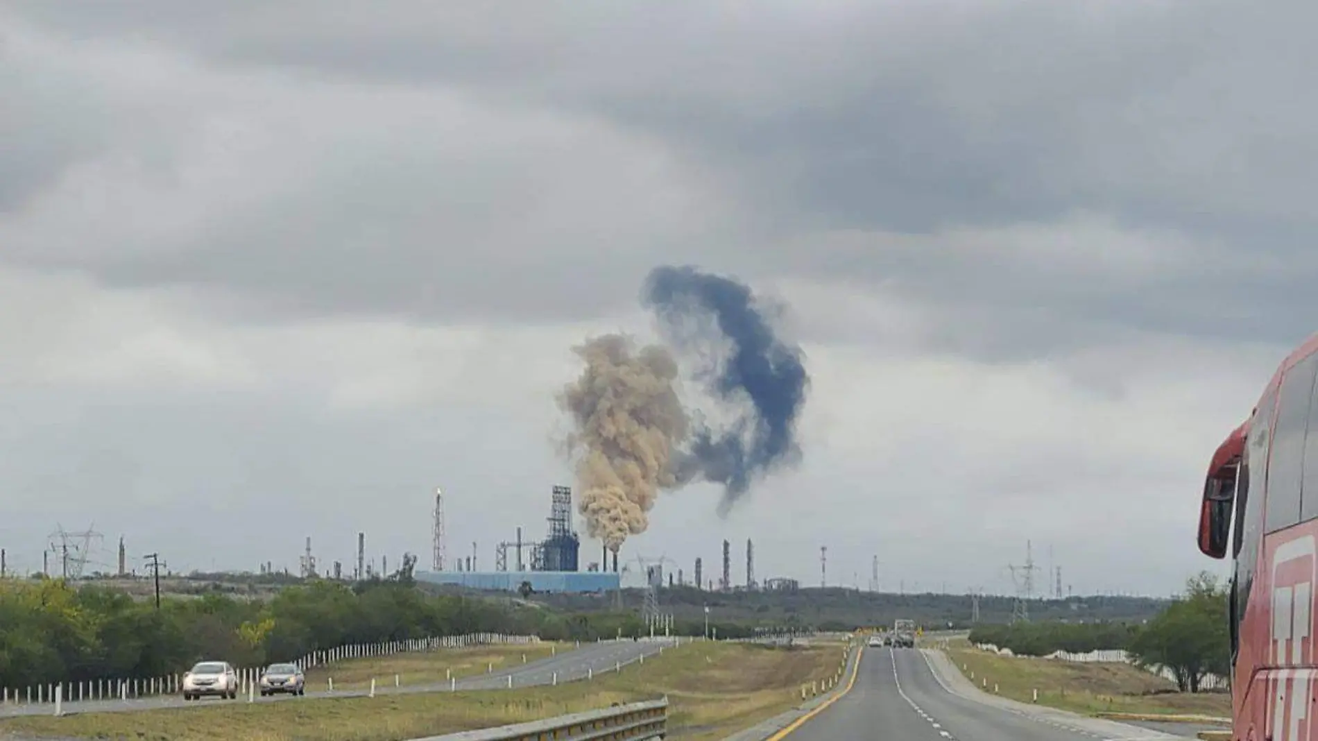 NL amaga con clausurar refinería de Cadereyta por imágenes de contaminación